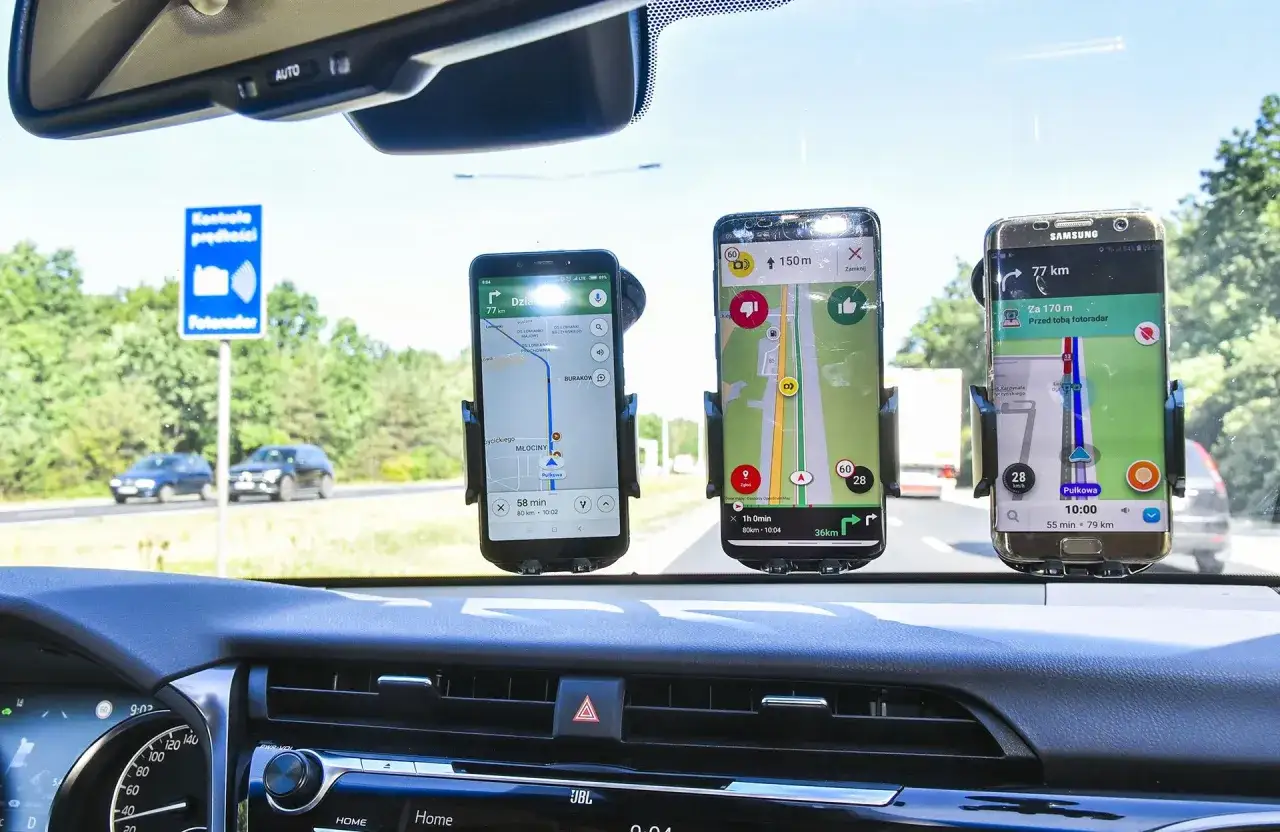 Por&oacute;wnanie interfejs&oacute;w Google Maps i Yanosika na ekranie smartfona