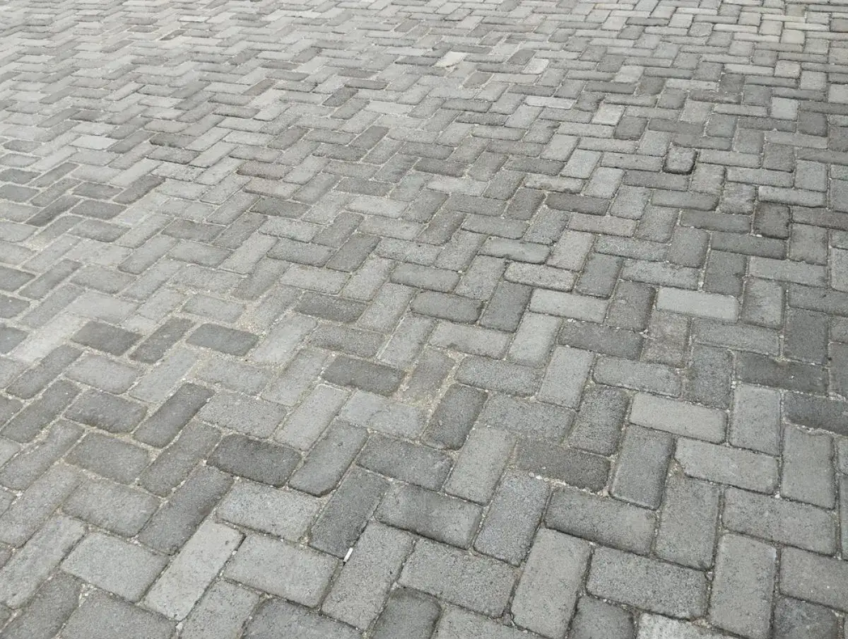 porównanie kosztów asfaltu i kostki brukowej