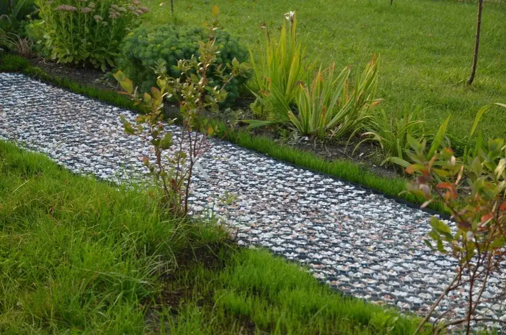 różne materiały na ścieżki ogrodowe porównanie