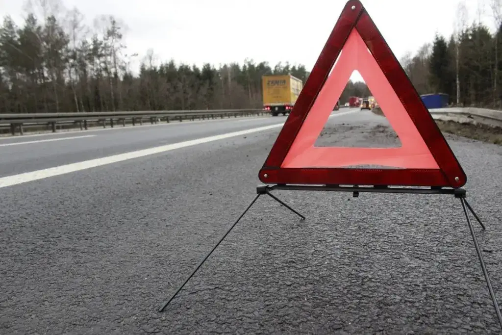 tr&oacute;jkąt ostrzegawczy odległość 100 metr&oacute;w autostrada