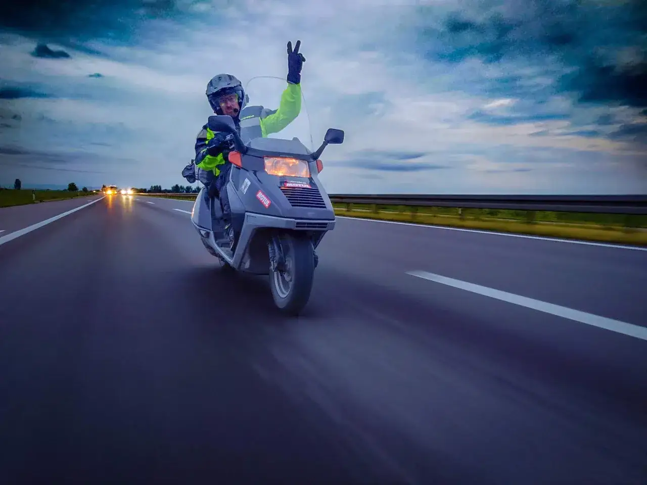 skuter 125 na autostradzie wiatr ciężarówki